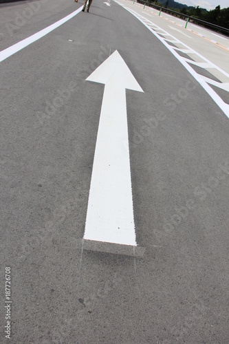 高速道路上に描かれた白色の矢印 山形県 Stock Photo Adobe Stock
