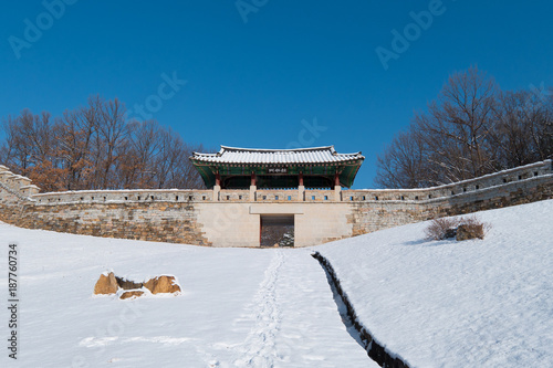 Fotografía Korean Gomo Mountain Fortress Wall Palace covered with Snow in Winter