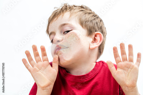 Fotomural crushed young boy touching his goofy face to a window