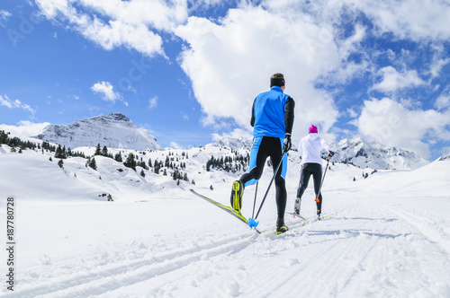Fototapety biegi narciarskie  narciarze-biegowi-w-swiezo-pokrytej-sniegiem-przyrodzie