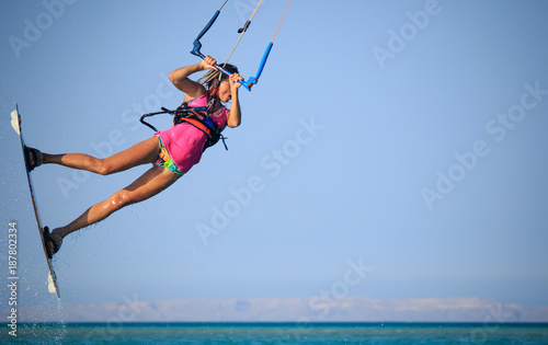 Fototapety Kitesurfing  kitesurfing-dziewczyna-w-seksownym-stroju-kapielowym-z-latawcem-na-niebie-na-pokladzie-w-blekitnych-falach-morskich-z