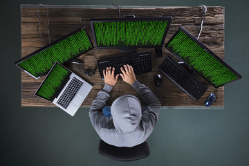 Fototapete - Hacker Hacking Multiple Computers On Desk