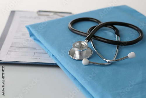 Zdjęcie XXL Stetoskop na stole z medycznym mundurem