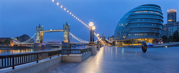 Wall Mural - LONDON, GREAT BRITAIN - SEPTEMBER 19, 2017 - The panorama of the Tower bridge, promenade with the the modern Town Hall building at dusk.