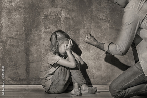 Fotomural Man threatening his daughter indoors, black and white effect