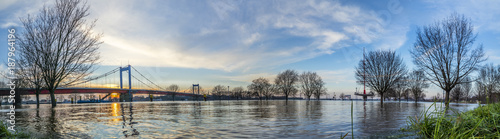 Obraz na płótnie Rzeka Ren zalewa miasto Duisburg