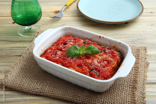 pasta al forno o gratinata su sfondo tavolo di cucina – kaufen Sie ... pasta al forno o gratinata su sfondo tavolo di cucina – kaufen Sie ...