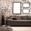 © Mediaparts - Wohnzimmer mit Sofa vor Ziegelwand