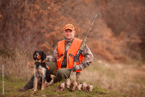 Fotografía hunters with dogs hunting a bird woodcock