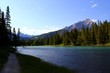 Typisch Kanada. Klares Wasser, grüne Wälder und hohe Berge. Rocky Mountains. Banff und Jasper Nationalpark.