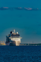 Canvas Print - White giant cruise liner