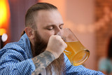 Fototapeta Mapy - Man drinking beer in sport bar
