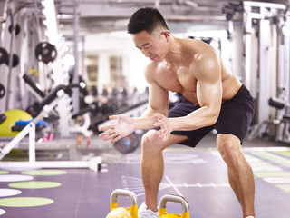 Wall Mural - asian bodybuilder exercising in gym