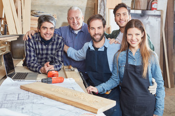 Handwerker Team als Kollegen mit Frau