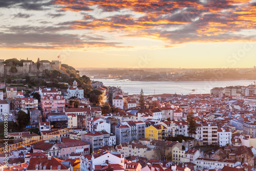 Plakat piękny pejzaż miejski, Lizbona, stolica Portugalii o zachodzie słońca. Popularny cel podróży po Europie, jednym z najpiękniejszych miast na świecie