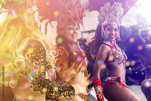 Foto Brazilian women dancing samba music at carnival party