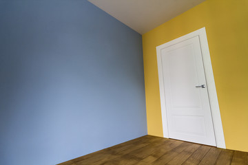 Poster - Fresh painted room interior with white door and wooden parquet floor after renovation