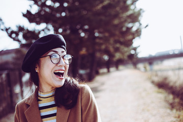 Wall Mural - 陽気な日本人女性 屋外 冬