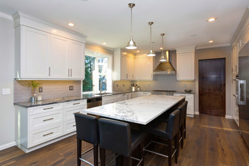 Beautiful black and white kitchen design.