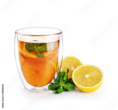 Zdjęcie XXL Gorąca herbata z miętą i cytryną w szkle z dwoistymi ścianami odizolowywać na białym tle.