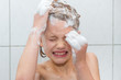 Ein 9 Jahre altes Mädchen bekommt beim duschen Schaum uns Auge und verzehrt schmerzerfüllt sein Gesicht