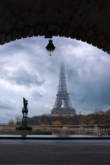 Wall Mural - bridge pont de Bir-Hakeim that crosses the Seine River in Paris