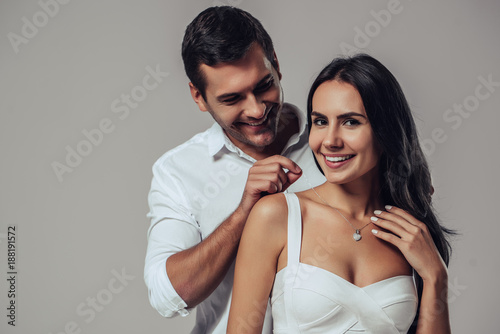 Fotomural Beautiful romantic couple isolated