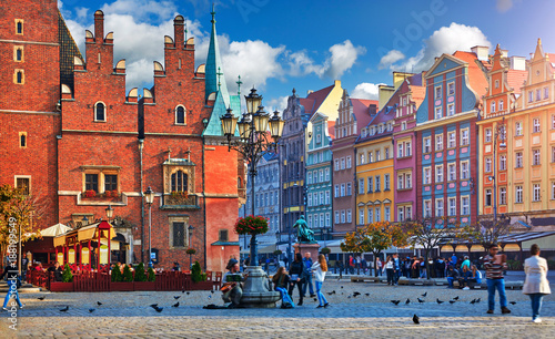 Zdjęcie XXL Rynek Główny we Wrocławiu ze starymi kolorowymi domami, ulica