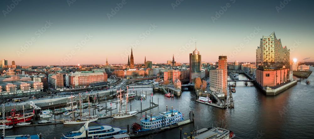 Elbphilharmonie und Hafencity bei Sonnenuntergang - obrazy, fototapety, plakaty 