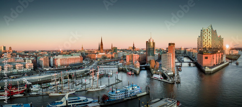 Cuadros en Lienzo Elbphilharmonie und Hafencity bei Sonnenuntergang