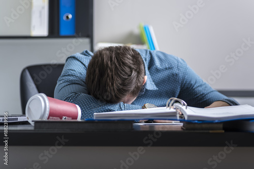 Fotografía tired worker sleeping at a desk