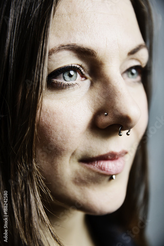 junge frau mit langem haar und