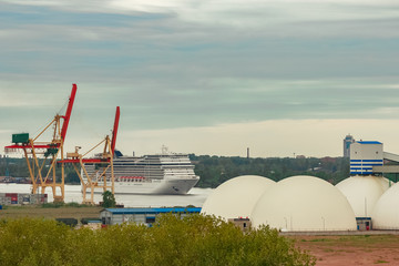 Canvas Print - White passenger ship