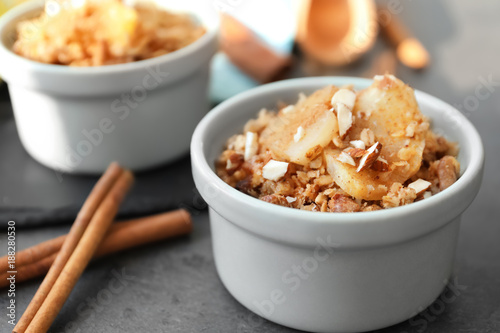 Fotografía Ramekin with apple crisp on table, closeup