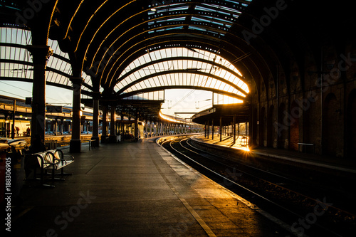 Fotomural The inside of York train station in the evening.