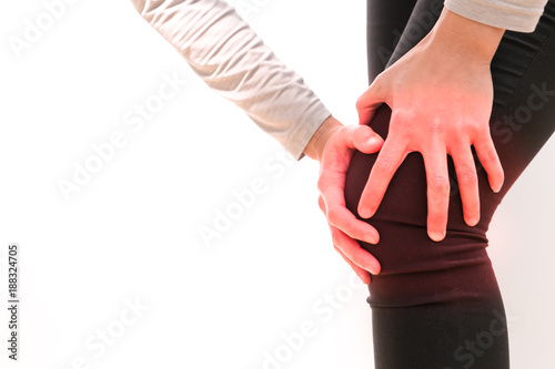 Fotografía the isolate of women knee painful/injury