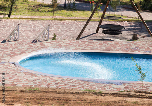 Zdjęcie XXL basen z niebieską wodą na zewnątrz w parku
