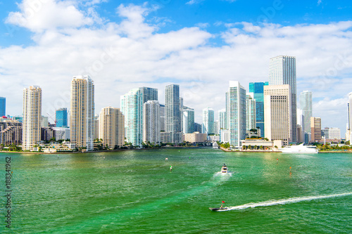 Plakat Jachty pływają po morzu do miejskich drapaczy chmur w Miami, USA