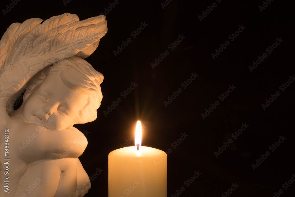 Engel und Kerze mit Freitextfläche Stock Photo