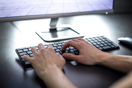 Moderner Büroarbeitsplatz mit Hände auf Designtastatur und Bildschirm, Agentur 