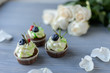 Tasty cupcakes adn roses on wooden table