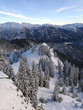 Blick vom Laber in Oberammergau in den Alpen auf hohe Berge und tiefe Täler im verschneiten Winter bei Garmisch-Partenkirchen in Oberbayern