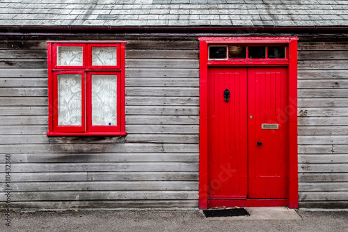 Dekoracja na wymiar  czerwone-drzwi-i-czerwone-okno