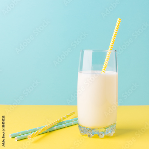 Zdjęcie XXL Szklanka świeżego mleka, napój na żółto-niebieskim tle. Zdrowe odżywianie.