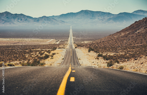 Leinwand Poster Classic Highway scene in the American West, USA