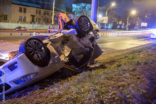 Fotografia  Accident in a city with an inverted car