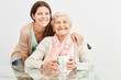 Junge Frau als Altenpfleger betreut eine Seniorin