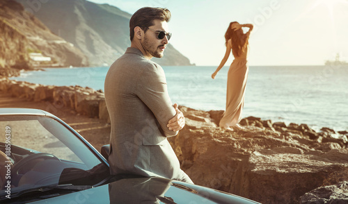 Cuadros en Lienzo Elegant couple relaxing by the sea