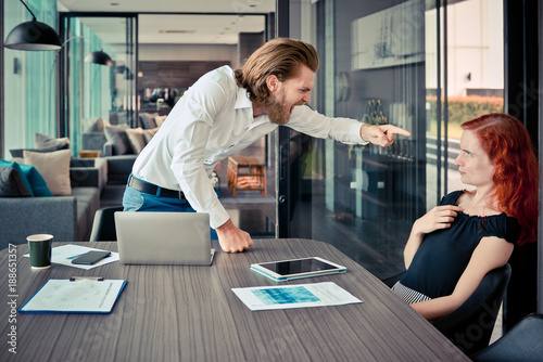 Fotografía Western businessman blaming his employee in office, problem