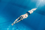 Fototapeta Tęcza - underwater picture of male swimmer swimming i swimming pool